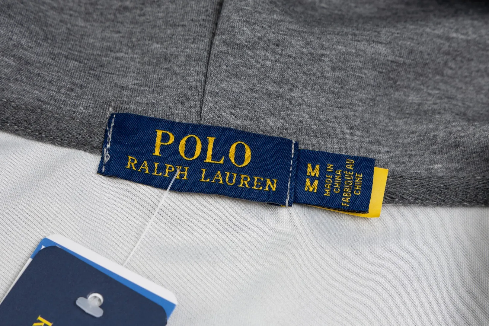 P236 #R95 Ralph Lauren/Ralph Lauren Twelve Color Pony🐎 Embroidered zipper cardigan jacket hooded sweatshirt This hooded sweatshirt is decorated with a simple style that represents Ralph Lauren. It is paired with a pony embroidery pattern, which is three-dimensional and full! The solid color fabric paired with exquisite embroidery instantly sets it off! Hooded sports design, loose and casual fit! The overall texture is very strong! Through the pictures, we can feel the thickness and texture of custom-woven and dyed threads. The workmanship is exquisite. They are shipped from major foreign trade factories. They are all made by masters with many years of experience. Everything is of high standards and requirements! Simple and versatile style ~ super delicate and soft, close to the body without being tied, all fabrics and accessories are original custom-made and of high quality! Perfectly reflects the brand’s sense of superiority! Standard cut, comfortable stretch, unrestricted movement! Highly practical, high-end and classy! Versatile style ~ can be paired with jeans or jogging pants. Ideal for transitioning from your morning commute to weekend events!  Color: Black with red label Black with white label Khaki Navy blue with red label Navy blue with white label White Light gray Dark gray Burgundy Army green Light blue Pink Size: S M L